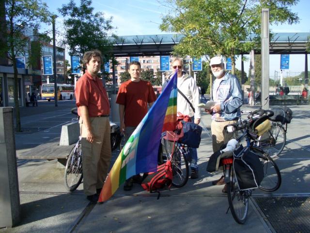 start van de fietstocht - beweging voor ontwapening en geweldloosheid