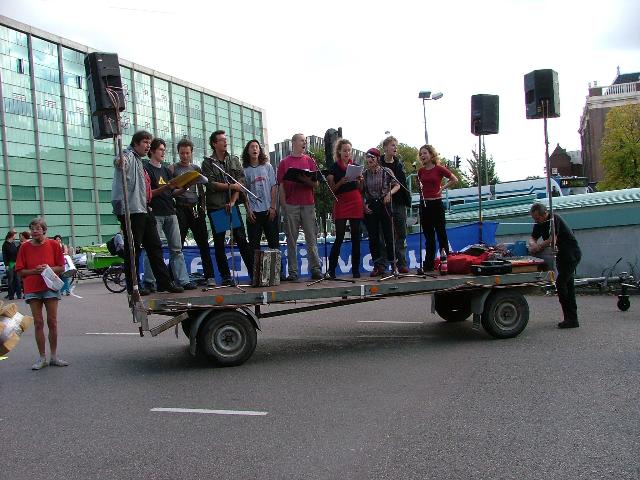 Mr Visserplein, koor zingt op aktie carroussel