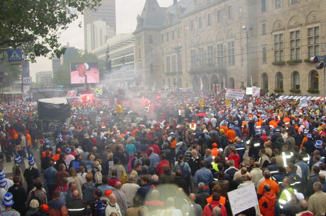 Op de Coolsingel, voor het stadhuis