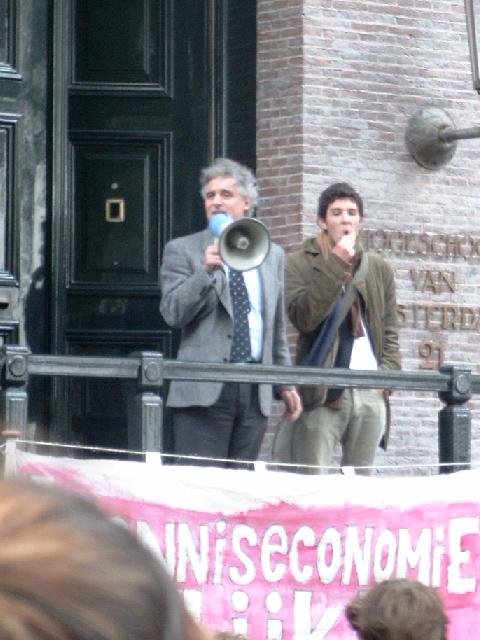 Rector magnificus Paul van der Heijden betuigt zijn steun aan bezorgde studenten