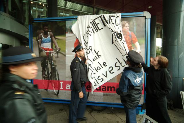 Onthulling van de campagneposter...