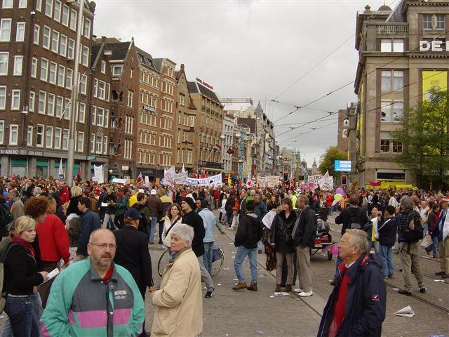 Mensen op het Damrak voor het lopen