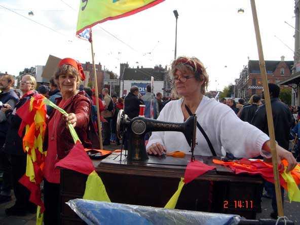 De dames moeten wel bijklussen....