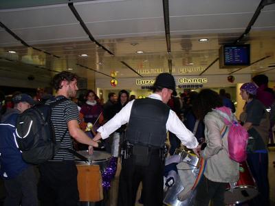 bobby probeert drumstokjes in beslag te nemen tijdens actie voor vrije migratie