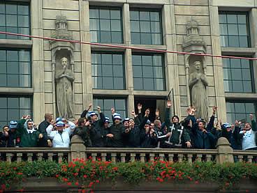 20 september: brandweer-demonstranten bezetten het Rotterdamse stadhuis