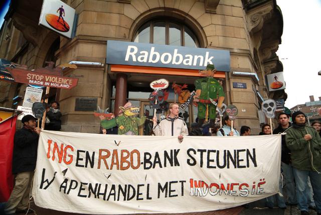 Voor het Rabobank filiaal aan het Damplein