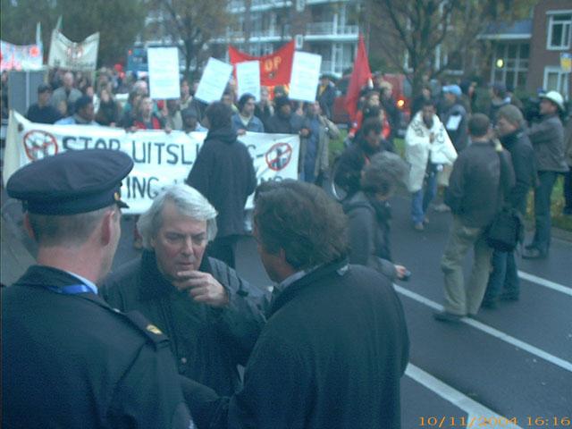 Autoriteiten (wie zijn die 2 mannen in burger??) overleggen of de demo door mag