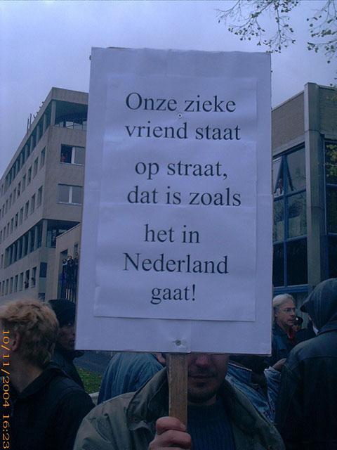 Dit bord werd bijna door een agent afgepakt. Demonstranten werden daarom boos en