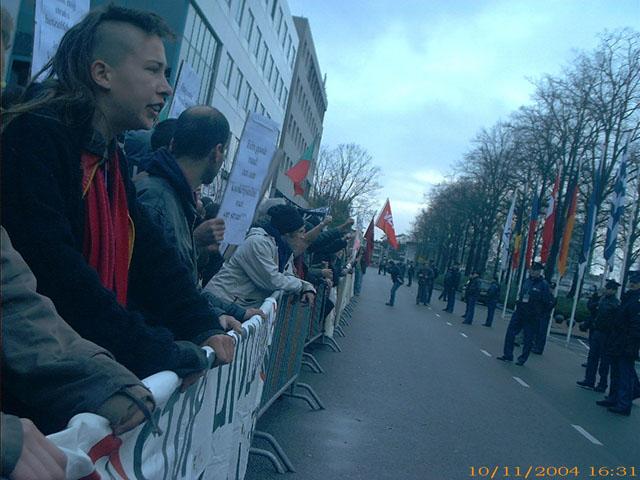 Demonstranten schreeuwen Rita, Rot op!