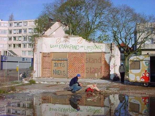 Schilderwerk en kindje bij de plas