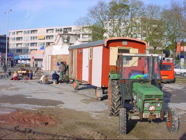 De wagens op het braakliggende terrein