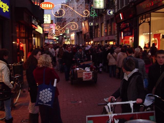 samba-band en eten door de kalverstraat