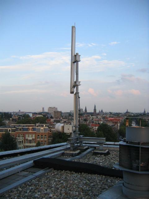 Zendmast op het dak van een flat aan het Nassauplein in Amsterdam