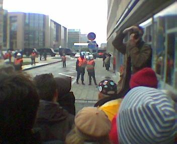 De straat was halverwegen afgesloten door ME en Friese Ruiters