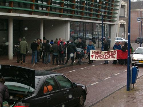 Demonstranten staan voor 