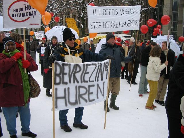 De rode balonnen zijn van de PvdA en de oranje van de Woonbond