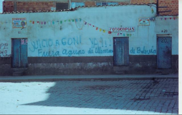 Weg met Aguas de Illimani op een muur in El Alto