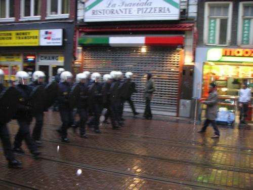 ME Veegt de straat schoon voor het pand (boven de pizzeria)