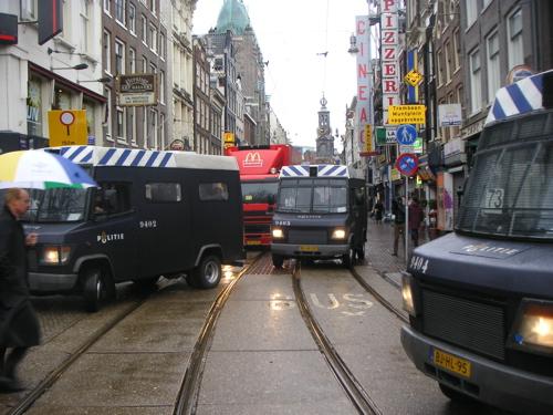 Corperate Criminal onder politie begeleiding door de straat