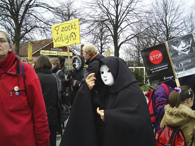 eerst veilig huis, dan integreren