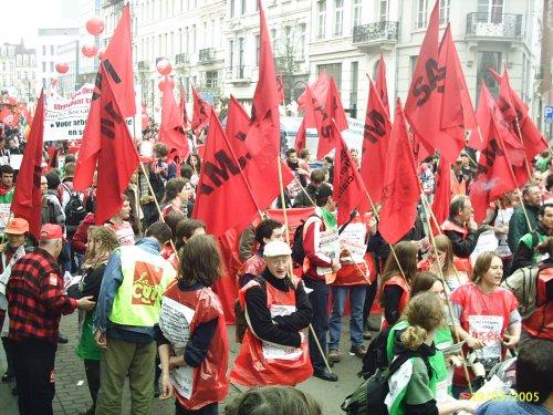 Links een anti-racistisch spandoek van Offensief