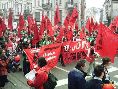 Het Offensief-spandoek (links)