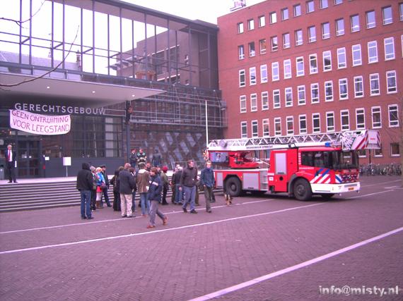 De brandweerwagen die ons weg moest haln van het dak.