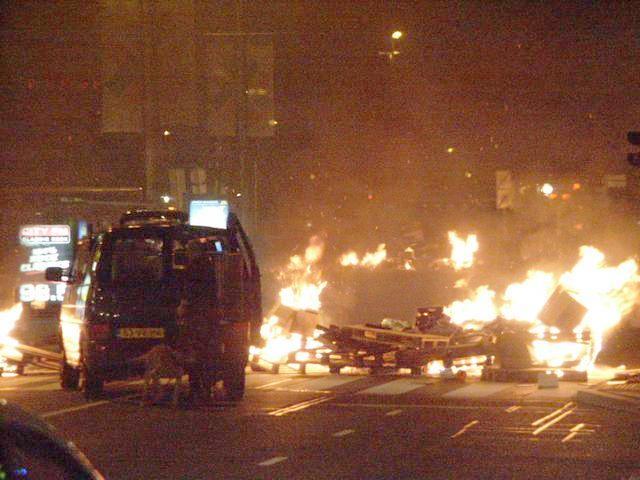 barricades aan twee kanten van de straat