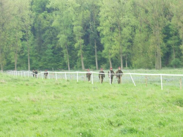 zwaar bewapende militairen naar ons onderweg