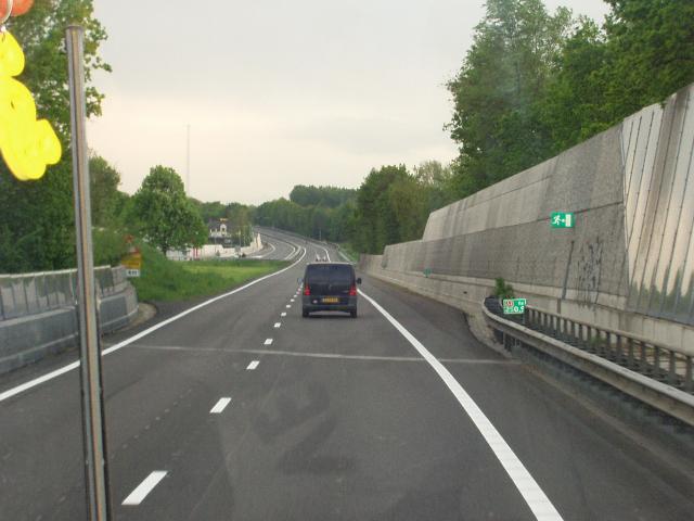 escorte op nog afgesloten snelweg A2