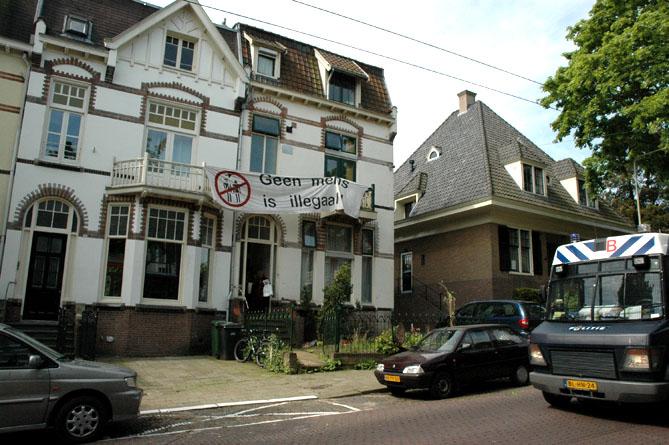 buurtbewoners hebben spandoek hangen