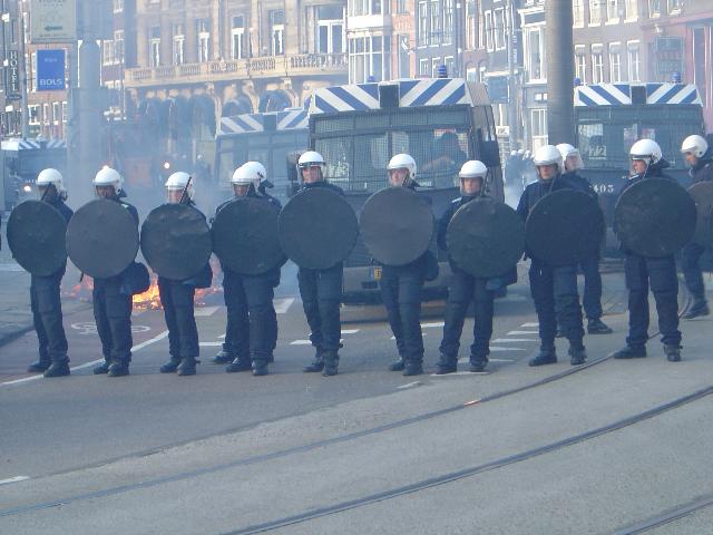 smeris met overblijfsel brandende barricade