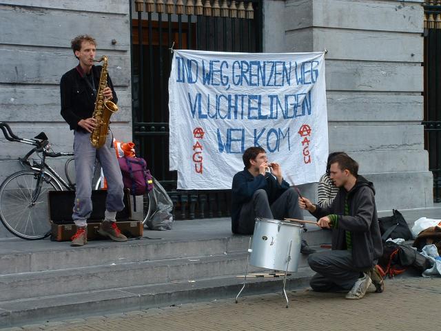 IND weg, grenzen weg, vluchtelingen welkom