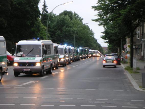 Aankomst van de politie; bijna 70 wagens met ME en BraTra