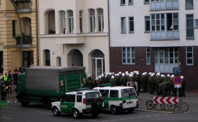 Het binnengaan van de politie nadat de demo voor de deru is weggesleept 