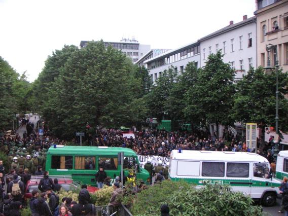 Demo loopt vast in de smeris linies op Mehringdamm