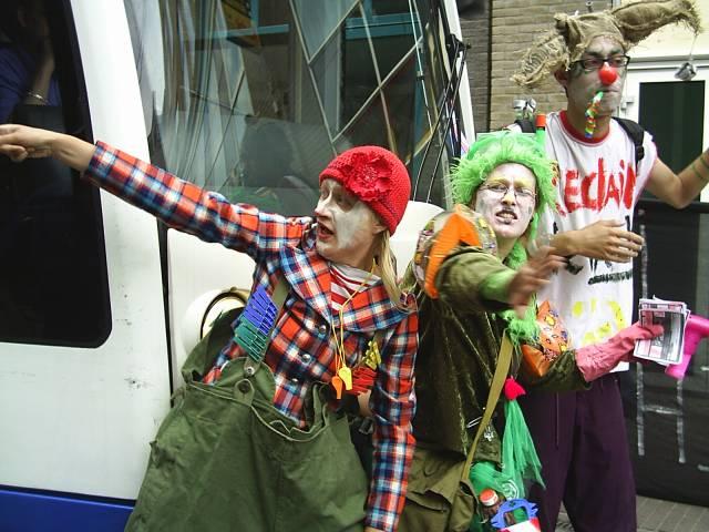 Clowns wijzen vervolgens de weg