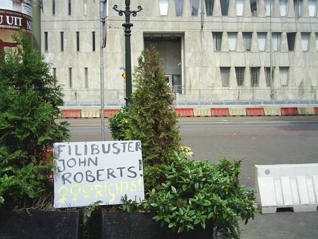 ambassade vanaf de overkant straat