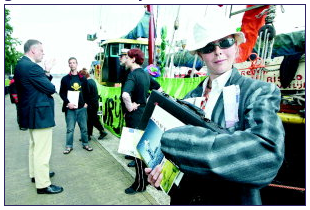 Bemanning aan de kade (foto in Noord Hollands Dagblad)