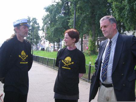 de Kapitein en een wethouder van den Helder