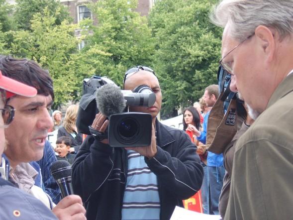 Activisten in gesprek met Klaas de Vries