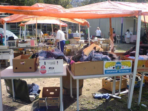 weggeefmarkt in de tuin van Ontspoord