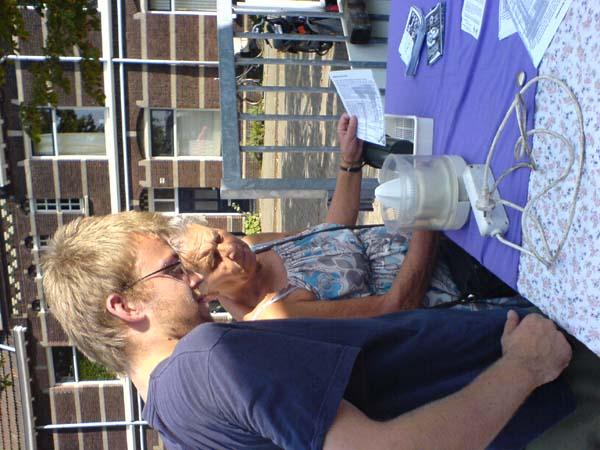 weggeefwinkelaar bij infostand