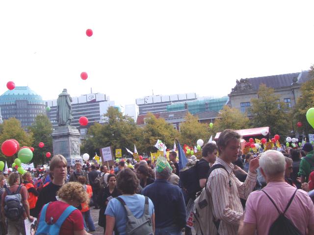 Veel mensen op het Plein