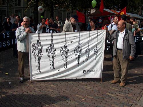 Binnenhof omsingeld door duizenden demonstranten.