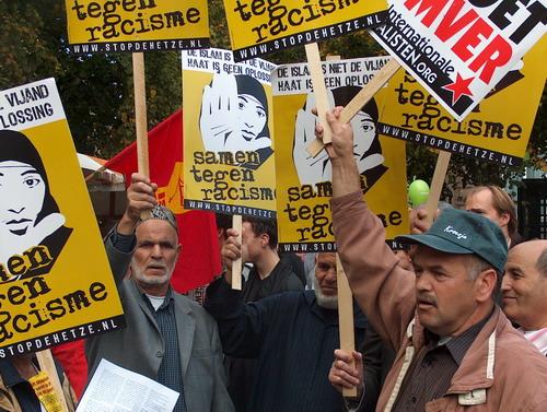 Binnenhof omsingeld door duizenden demonstranten.