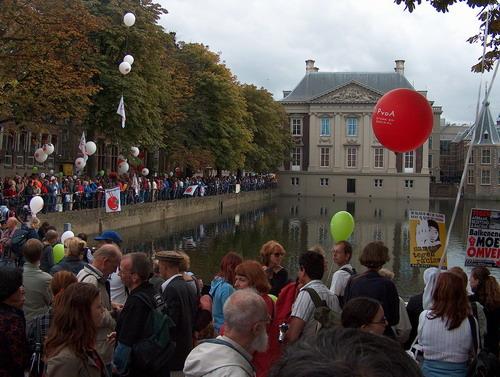 Binnenhof omsingeld door duizenden demonstranten.