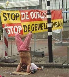 Turi eerder dit jaar in actie tegen de ITEC-wapenbeurs in A'dam (foto: Krijtje)