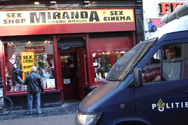 ME busje voor andere pornoshop in de Reguliersbreestraat: