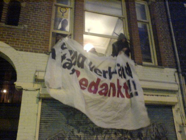 het nieuwe spandoek word opgehangen